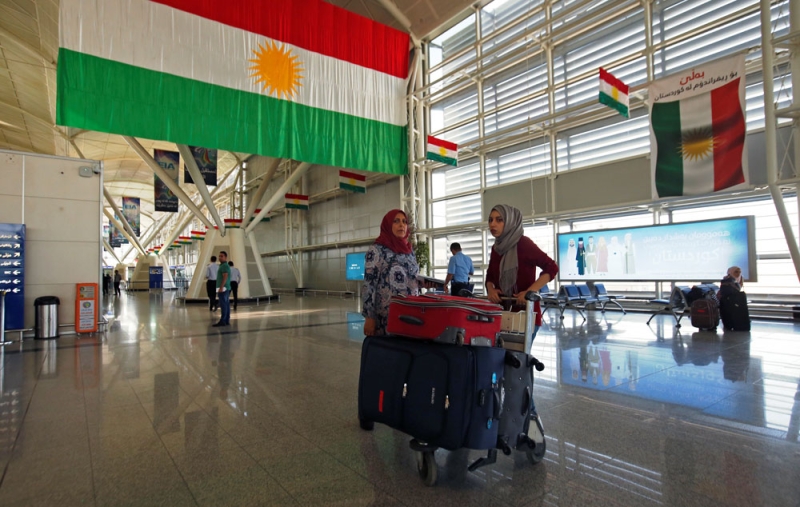 حركة الركاب بمطار أربيل الذي طالبت بغداد بتسليمه (رويترز)