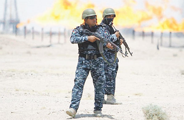  جنديان عراقيان يحرسان حقول النفط من تنظيم 