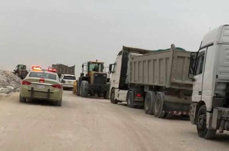 ضبط 3 شيولات و7 شاحنات تنهل الرمال على طريق الرياض - الدمام