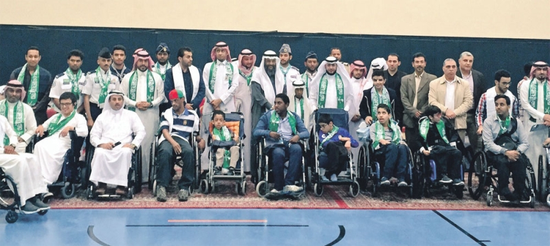 مسؤولو الجامعة والجمعيات مع المشاركين من ذوي الاحتياجات (اليوم)