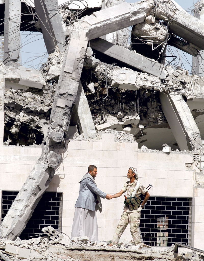 أنقاض فندق في صنعاء استخدمه الحوثي مقرا عسكريا ودمره طيران التحالف