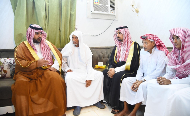 الأمير محمد بن عبدالعزيز يعزي أسرة شهيد الواجب (واس) 