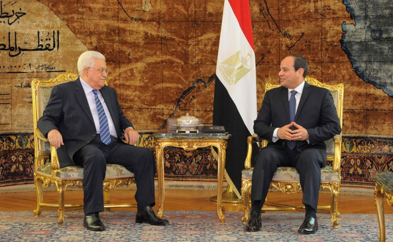 الرئيس المصري يبحث مع نظيره الفلسطيني الأوضاع بالأراضي المحتلة وسبل استئناف عملية السلام