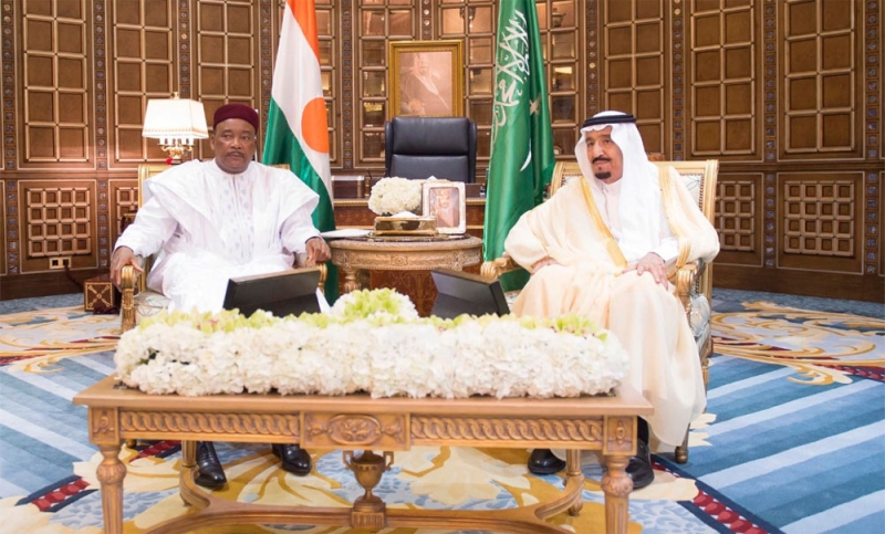 خادم الحرمين الشريفين يعقد جلسة مباحثات مع رئيس النيجر