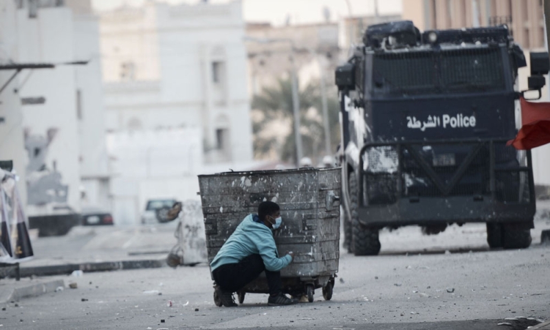 درجت الجماعات الإرهابية في البحرين على استهداف رجال الشرطة (أ.ف.ب)