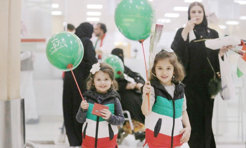 طفلتان ترتديان ملابس بألوان علم الكويت احتفالا باليوم الوطني الـ57 (اليوم)