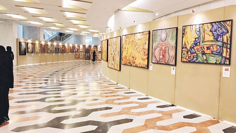 المعرض التشكيلي عرض لوحات عدد من المواهب السعودية (اليوم)
