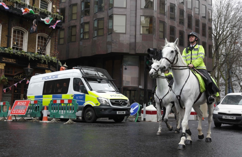 دوريات للشرطة البريطانية في وسط العاصمة لندن عقب الهجوم الإرهابي (أ.ف.ب)