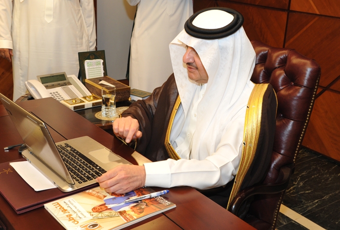 الأمير سعود بن نايف لدى تدشينه مهرجان الأحساء للنخيل والتمور «إلكترونيا» أمس 