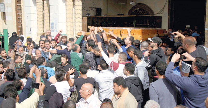 أهالي الدرب الأحمر خلال تشييع جثمان «محمد دربكة» الذي قتله أمين شرطة 