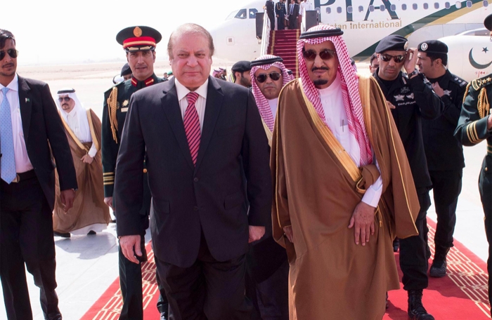 الملك سلمان مستقبلا رئيس وزراء باكستان 