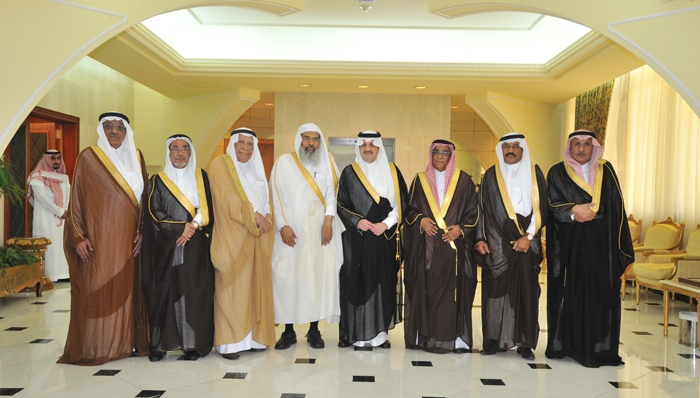الأمير سعود بن نايف يتوسط رئيس وأعضاء مجلس إدارة الجمعية الوطنية للمتقاعدين