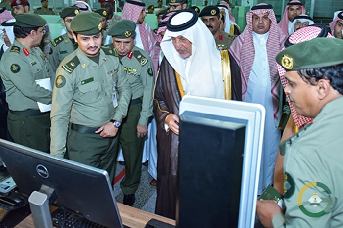 الأمير خالد الفيصل يطلع على أجهزة الجوازات بالمطار 