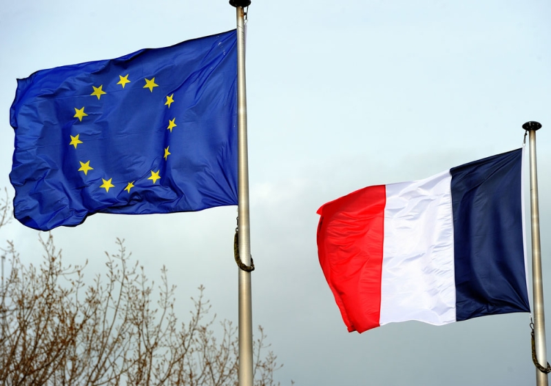 مجموعة اليورو تمهل فرنسا عامين إضافيين لخفض العجز في الموازنة
