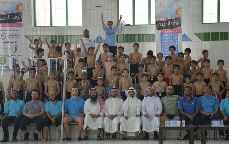 مشاركون في دورة السباحة 