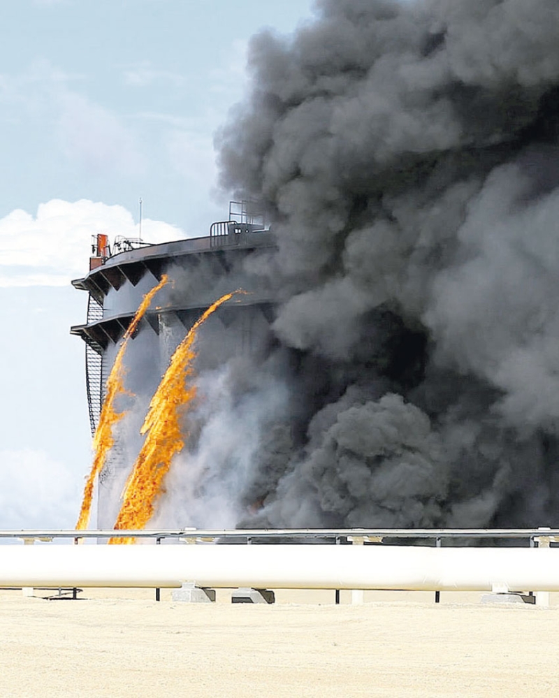 دخان اسود يتصاعد من خزان للنفط في مرفأ السدرة النفطي عقب قصفه