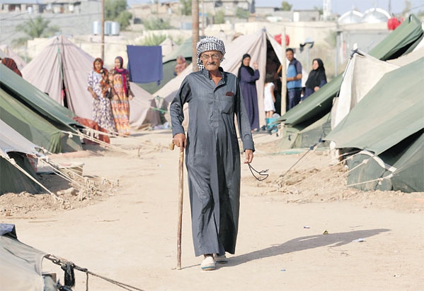 عراقيون فروا من أعمال العنف ولجأوا إلى مخيم بالقرب من مدينة خانقين