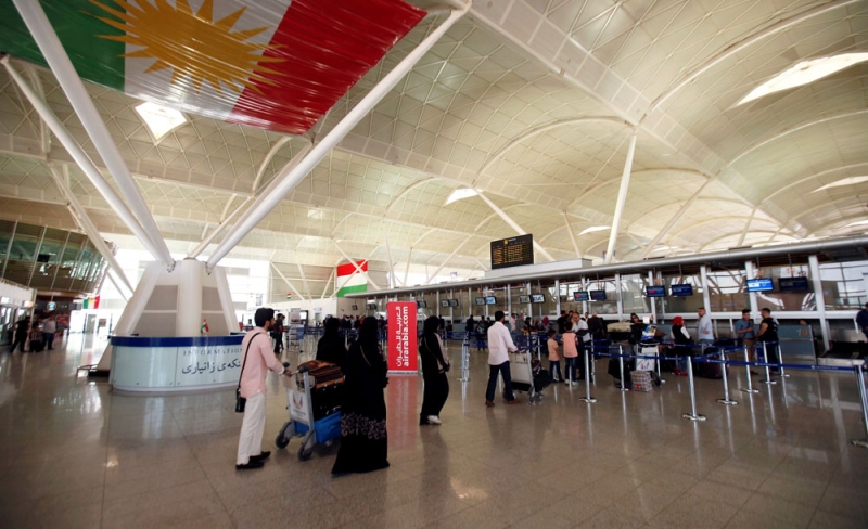 ركاب يباشرون إجراءات الدخول لدى وصولهم إلى مطار أربيل الدولي (رويترز)
