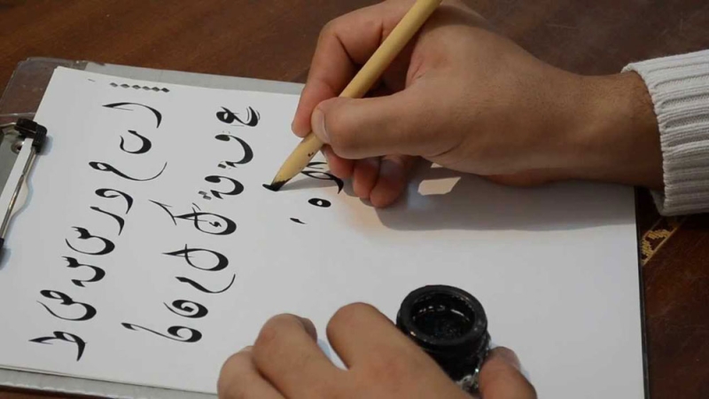 يشهد الملتقى ورشا حول نشأة وتطور الخطوط العربية (وكالات)