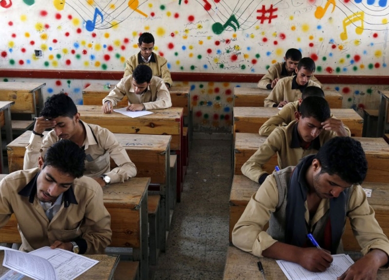 طلاب يمنيون يؤدون امتحانات الثانوية العامة بمدرسة في صنعاء (إ.ب.أ)