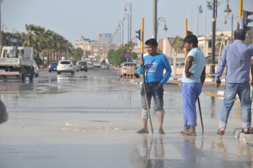 كسر خط مياه يغرق تقاطع طريق الأمير محمد بن فهد بالدمام
