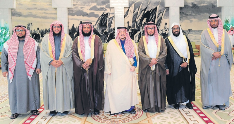 الأمير فيصل بن بندر يتوسط رئيس وأعضاء الجمعية (واس)