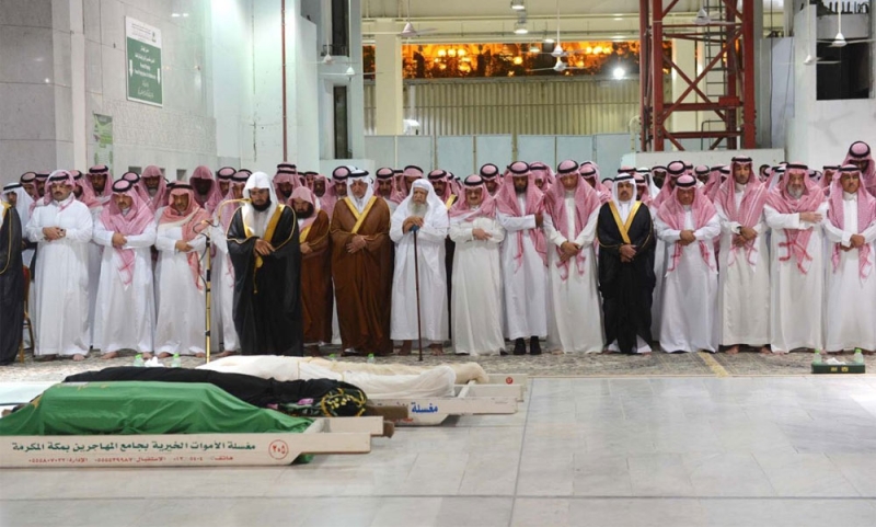 الأمير خالد الفيصل يؤدي صلاة الميت على الأميرة مضاوي بنت عبدالعزيز