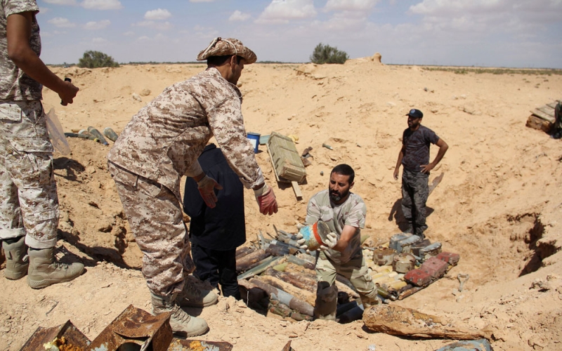 القوات الليبية تتخلص من متفجرات وقذائف خلفها داعش في سرت