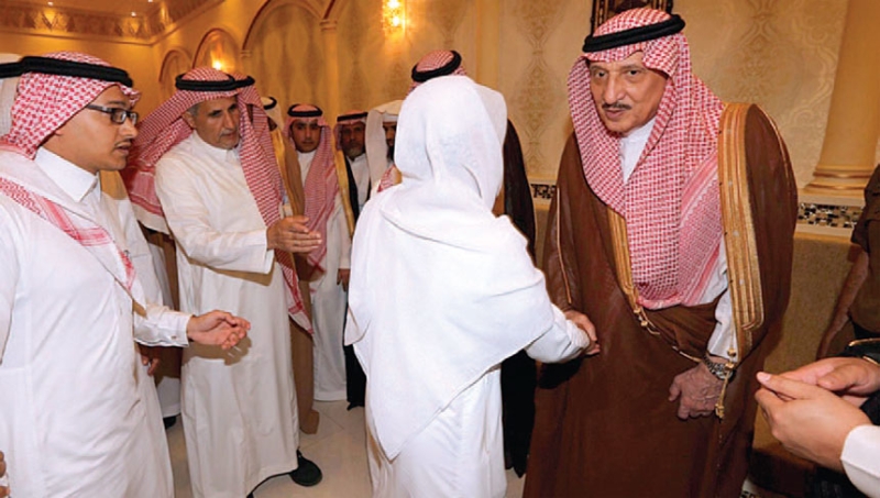 الأمير محمد بن ناصر يعزي أسر الضحايا أمس 