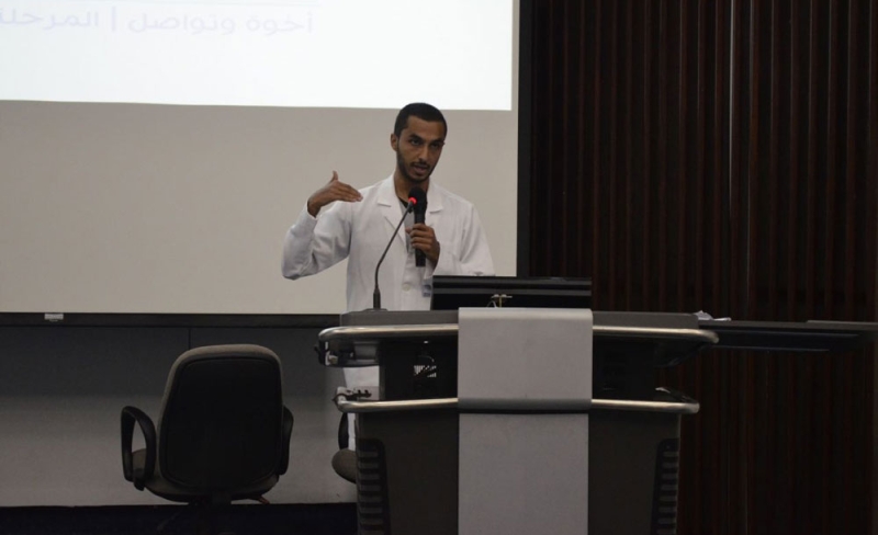 الطالب أحمد المسلمي أثناء تقديم البرنامج