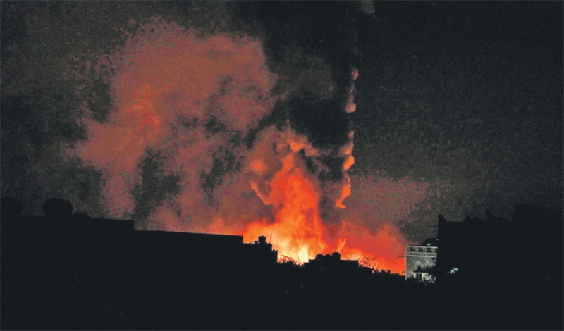 دخان ونيران في مخازن الأسلحة بقاعدة الديلمي عقب غارات التحالف 
