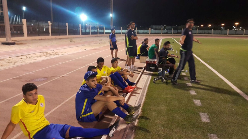 لاعبو الترجي الاحتياطيون في مباراة رسمية يجلسون على الأرض لعدم وجود الكراسي 