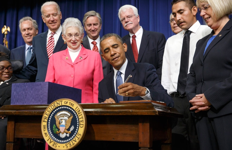  أوباما يوقّع على قانون الفرص في البيت الأبيض بحضور أعضاء الكونجرس