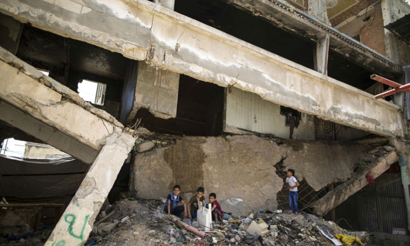 أطفال فلسطينيون في مبنى دمر خلال حرب الـ 50 يوما بغزة