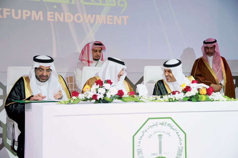 الأمير سعود بن نايف يتوسط عبدالله الفوزان و د. خالد السلطان أثناء توقيع اتفاقية الشراكة