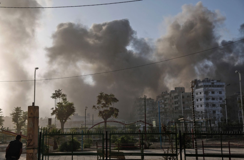 تصاعد للدخان عقب غارة جوية لطائرات الأسد على حي سكني بمدينة دوما (أ.ف.ب)
