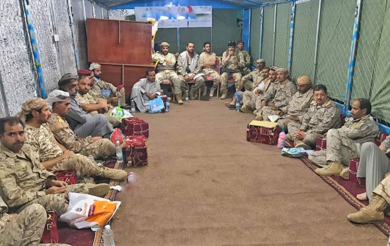 اللواء المقدشي خلال اجتماعه بقادة ألوية ووحدات المنطقة العسكرية السابعة (سبأ)