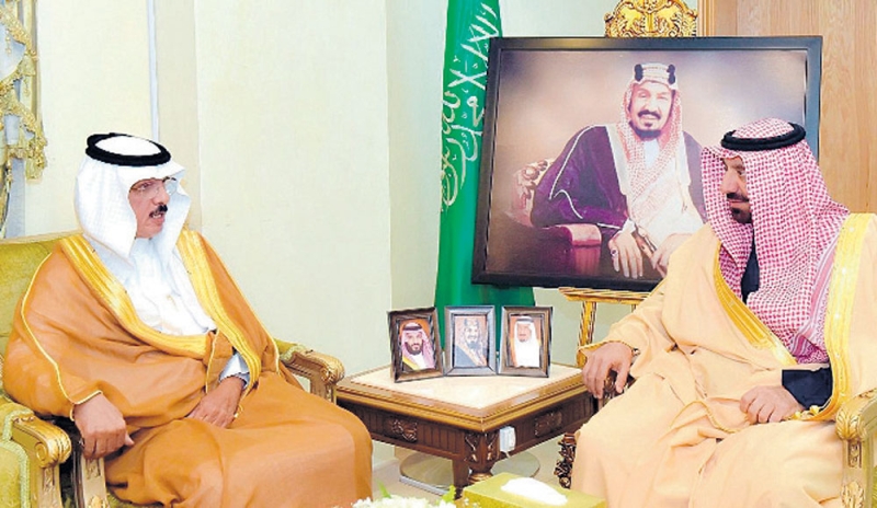 الأمير جلوي بن عبدالعزيز خلال لقائه رئيس الجمعية بالمنطقة (واس)