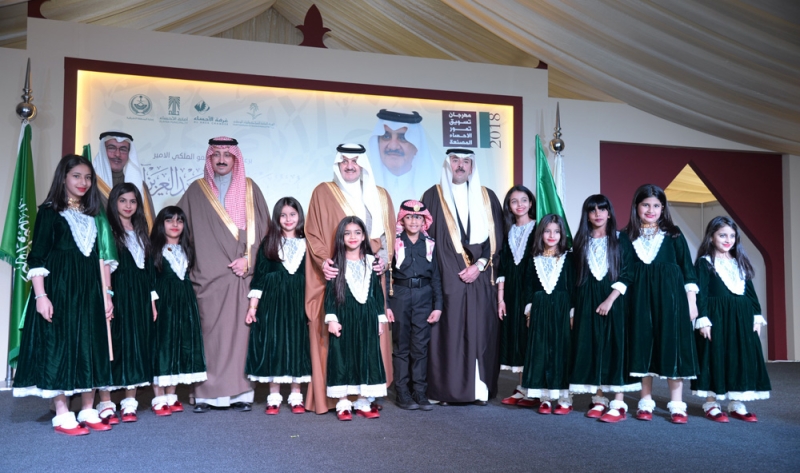 الأمير سعود بن نايف مع أطفال المهرجان (تصوير: إبراهيم السقوفي)