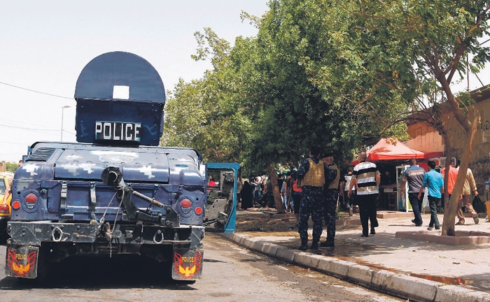 الشرطة في موقع التفجير بالقرب من نقطة تفتيش بحي الكاظمية