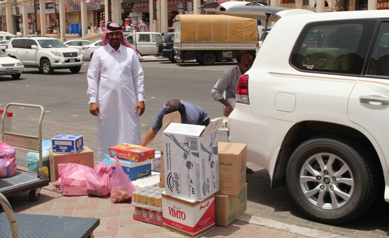 مواطن خليجي يحمل بضائعه من القيصرية (تصوير: عماد المحيسن)