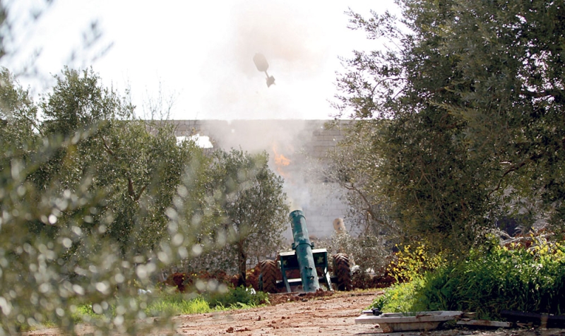 مقاتلو أحرار الشام يقصفون قوات الأسد في إدلب