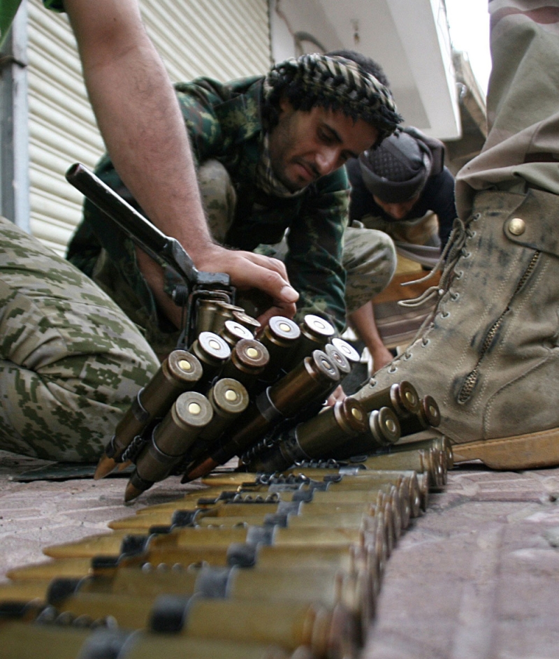 جندي يمني يلقم سلاحه استعدادًا لعملية تعز (رويترز)