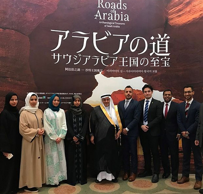طلاب سعوديون مشاركون في تنظيم المعرض باليابان (واس)