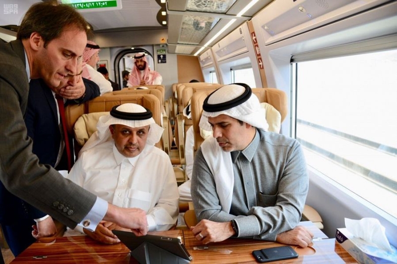 وزير النقل يستقل قطار الحرمين في أول رحلة كاملة من المدينة المنورة إلى مكة المكرمة
