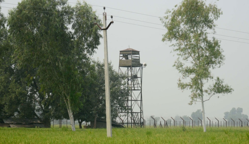  جندي هندي داخل برج مراقبة بمنطقة حدودية بين الهند وباكستان