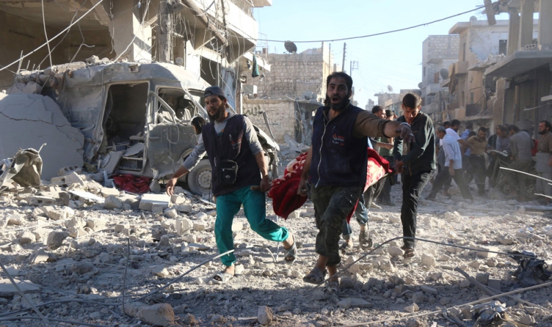 متطوعون يحملون أحد مصابي القصف الروسي الداعم لنظام الأسد على حلب