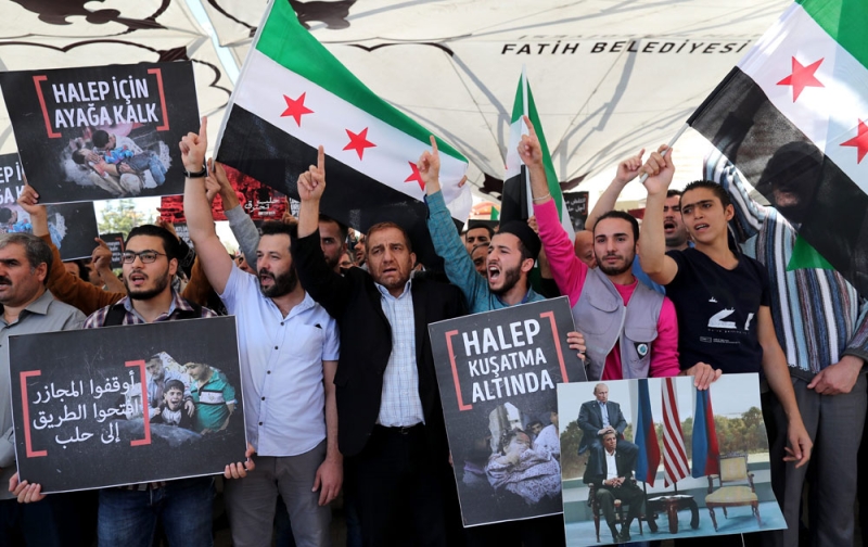 متظاهرون في مسجد الفاتح بأسطنبول بعد صلاة الجمعة ضد الغارات على حلب