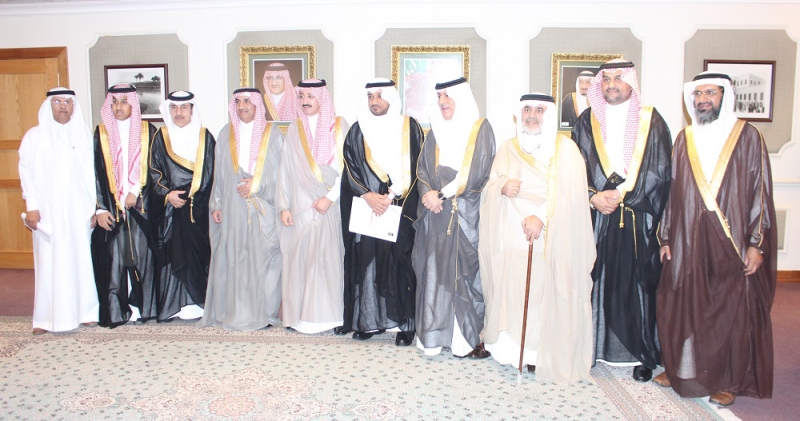 الأمير بدر يتوسط رئيس وأعضاء مجلس إدارة النادي