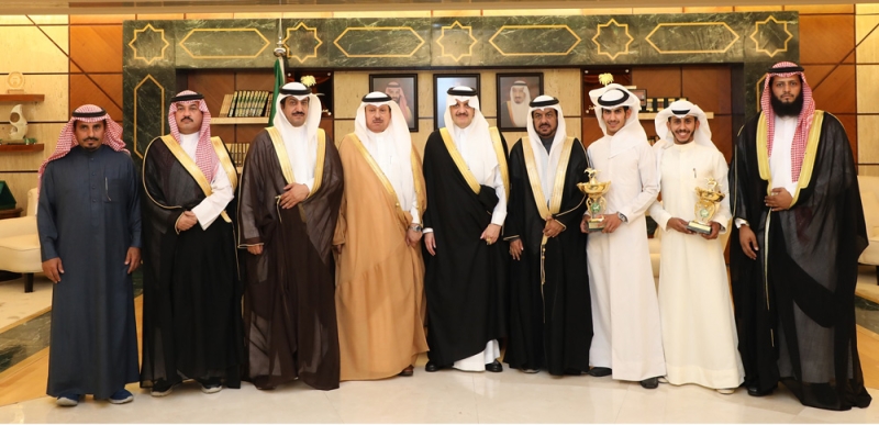 الأمير سعود بن نايف أثناء استقبال محافظ الخفجي ومسؤولي الفروسية والخيالة (اليوم) 